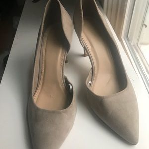 Suede nude pumps